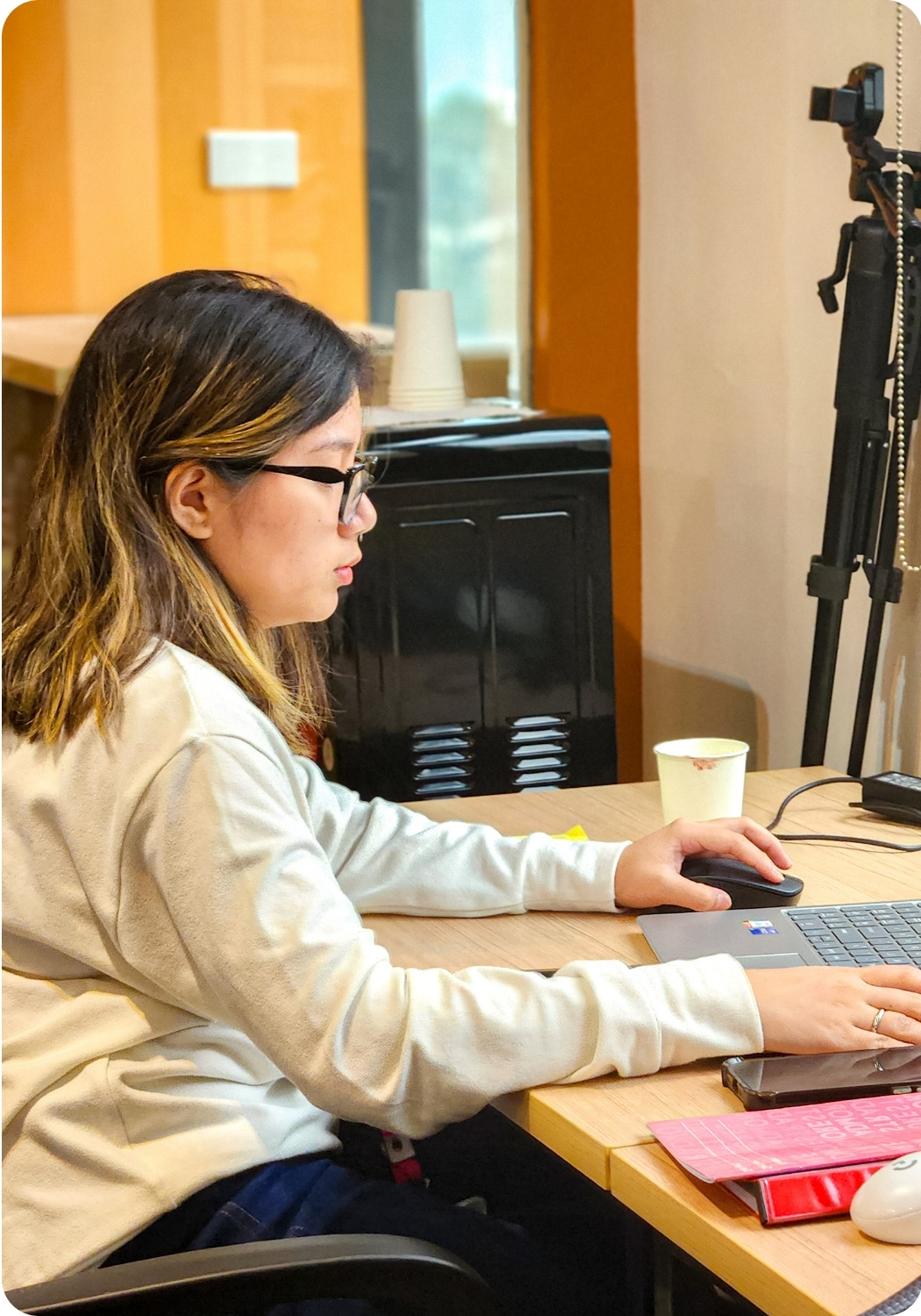 Offices for Rent in Makati (9) Professional working at a desk inside a modern office for rent in Makati at Zero-Ten Park